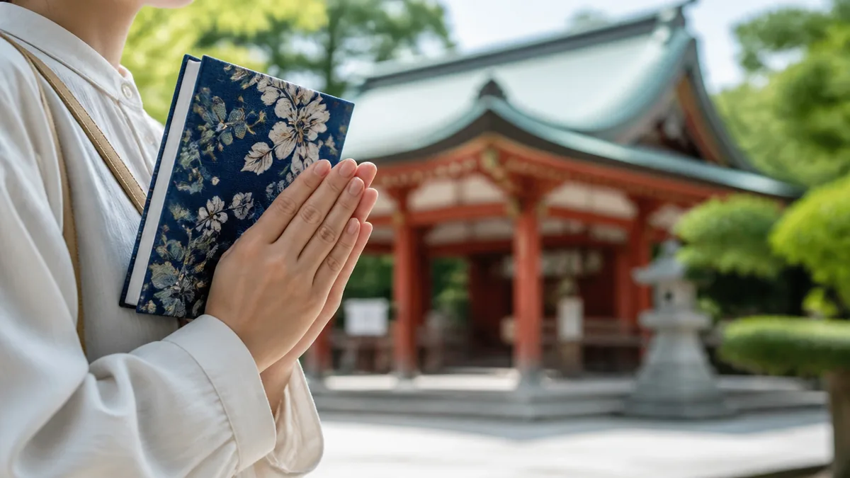 参拝時に御朱印帳でやってはいけない事｜お参りなしで御朱印だけ求めるのはNG？の解説画像